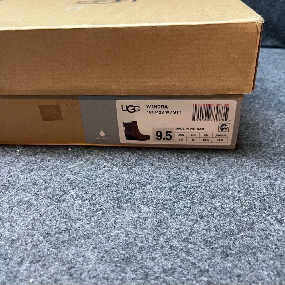 UGG Women's Indra waterproof wedge boot in the stout color and size 9.5 - Picture 5 of 10